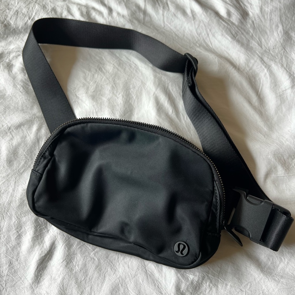 Lululemon black everywhere Belt Bag 1L